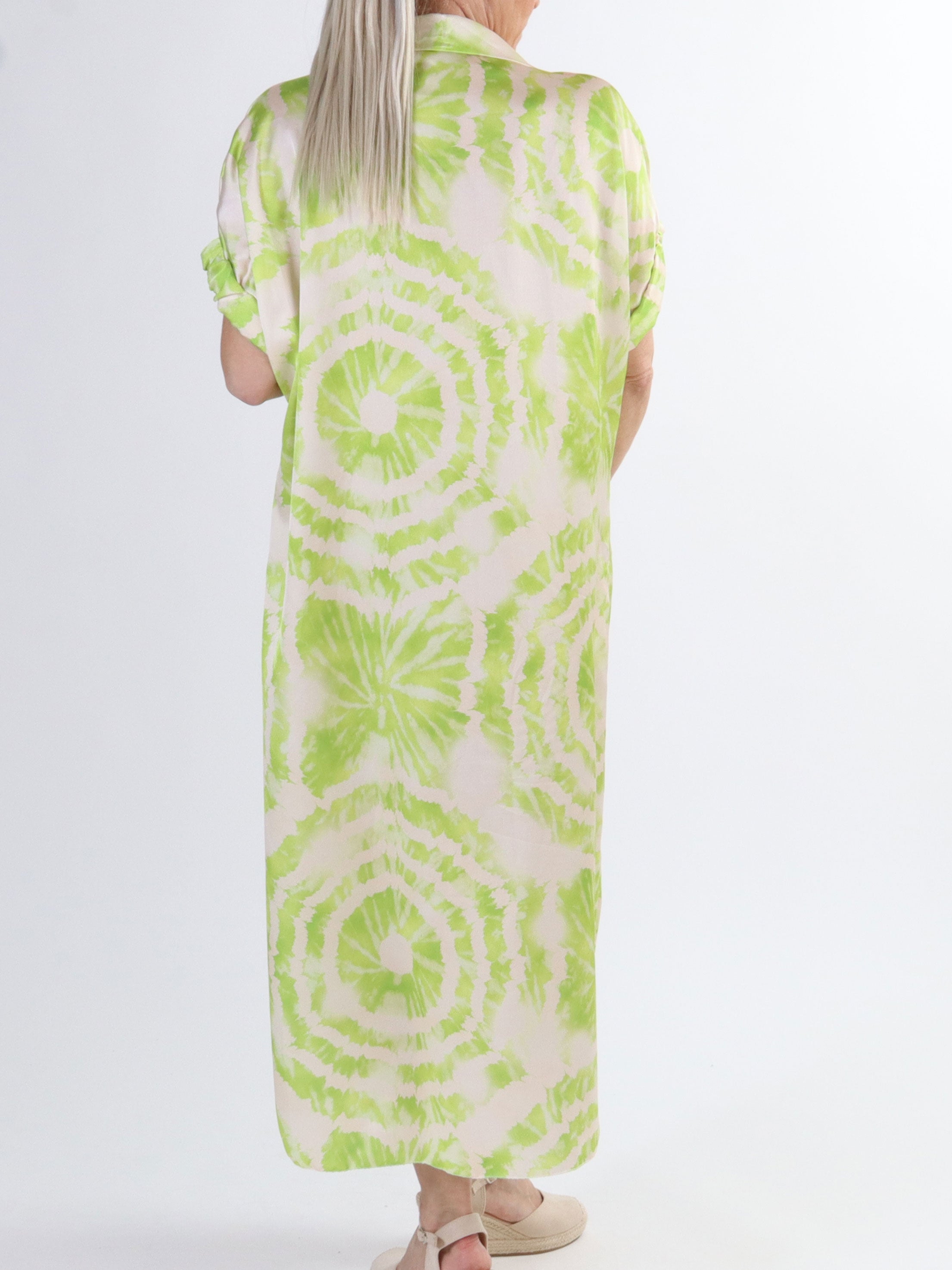 Erin - Skjortekjole i plus size med knapper og batikmønster